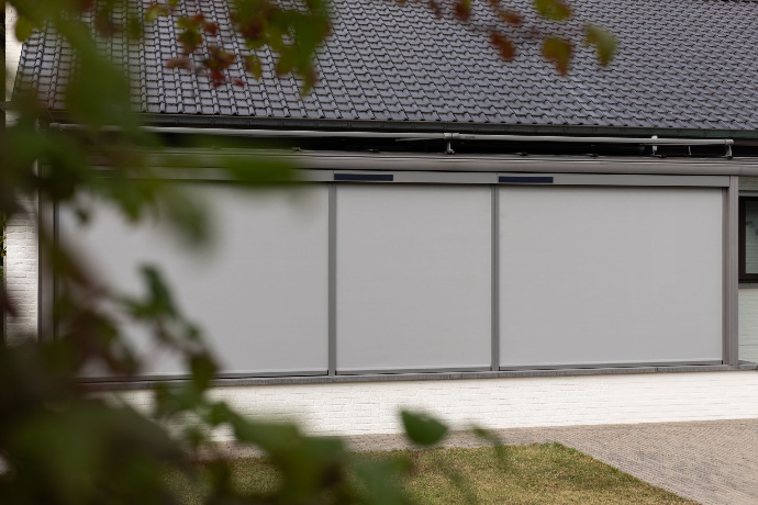 Zipscreen solar gekoppeld zonwering Brustor